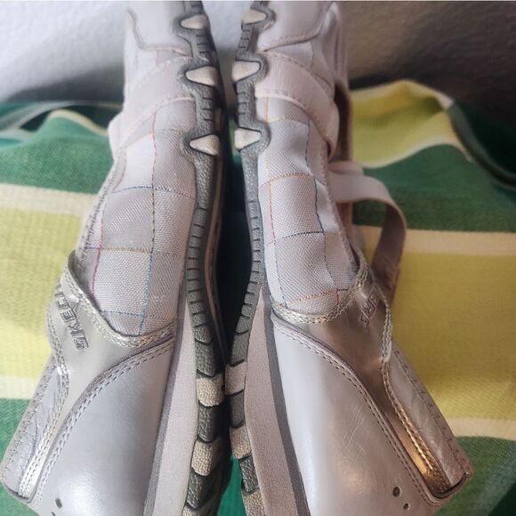 Skechers 10 LightGray Criss-cross SlipOn CheckeredPatent on the side Women Shoes - Picture 5 of 9